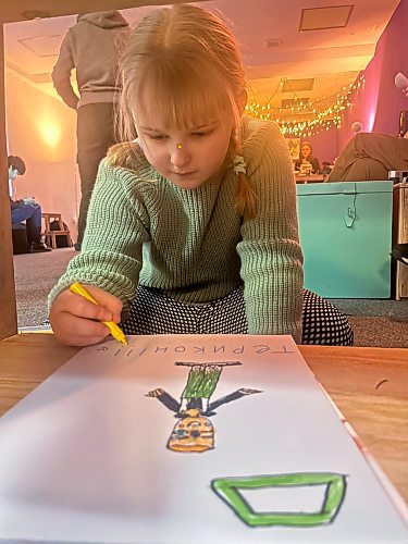 MELISSA MARTIN / WINNIPEG FREE PRESS
Eight-year-old Nastya draws a picture of Base UA co-founder Anton Yaremchuk on the opening weekend of Terikon, a  community space for youth in the eastern Ukrainian city of Kramatorsk. The city is located only about 30 kilometres from the front line.