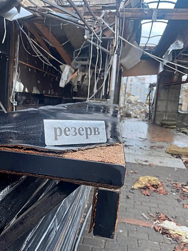 MELISSA MARTIN / WINNIPEG FREE PRESS
In the wreckage of the Ria Pizza lounge in Kramatorsk, someone found a ‘reserved’ table sign and placed it on the bar top, a sign of the dark humour that animates Ukrainian life after nearly two years of full-scale invasion.