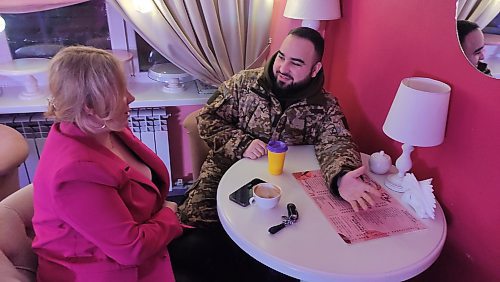 ALEXANDER KACHURA / WINNIPEG FREE PRESS
Coffee House Sweet Bakery owner Katerina Seledtsova chats with a soldier in her café.