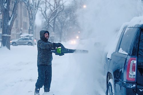 MIKE DEAL / WINNIPEG FREE PRESS
Jamie Muzik clears off his vehicle on Ruby Street Thursday morning with a leaf blower after about 15 cm of snow fell overnight.
240111 - Thursday, January 11, 2024.