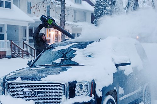 MIKE DEAL / WINNIPEG FREE PRESS
Jamie Muzik clears off his vehicle on Ruby Street Thursday morning with a leaf blower after about 15 cm of snow fell overnight.
240111 - Thursday, January 11, 2024.