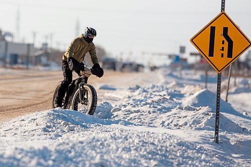 BROOK JONES / WINNIPEG FREE PRESS
A cyclist braves the cold temperatures and heads down a path at Fort Whyte Alive on the afternoon of Sunday, Jan. 14, 2024. The cyclist was pictured in the community of Fort Whyte in Winnipeg, Man.