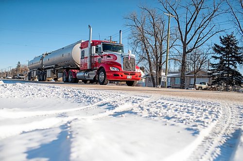 BROOK JONES / WINNIPEG FREE PRESS
A tanker truck travels westbound down McGillivray Boulevard in Winnipeg, Man., Sunday, Jan. 14, 2024.