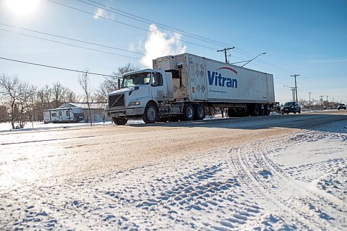 BROOK JONES / WINNIPEG FREE PRESS
A semi-trailer truck travels eastbound down McGillivray Boulevard in Winnipeg, Man., Sunday, Jan. 14, 2024.
