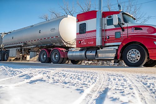 BROOK JONES / WINNIPEG FREE PRESS
A tanker truck travels westbound down McGillivray Boulevard in Winnipeg, Man., Sunday, Jan. 14, 2024.