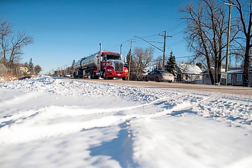 BROOK JONES / WINNIPEG FREE PRESS
A tanker truck travels westbound down McGillivray Boulevard in Winnipeg, Man., Sunday, Jan. 14, 2024.