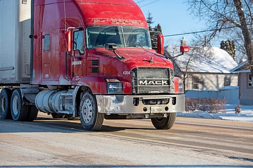 BROOK JONES / WINNIPEG FREE PRESS
A semi-trailer truck travels westbound down McGillivray Boulevard in Winnipeg, Man., Sunday, Jan. 14, 2024.