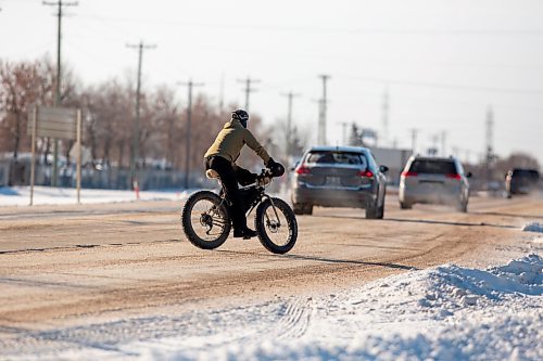 BROOK JONES / WINNIPEG FREE PRESS
A cyclist braves the cold temperatures on the afternoon of Sunday, Jan. 14, 2024. The cyclist was pictured crossing McGillivray Boulevard in the community of Fort Whyte in Winnipeg, Man.