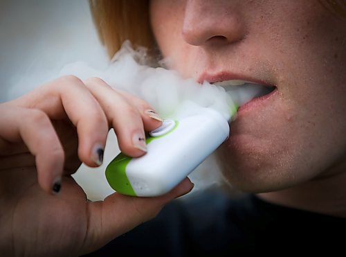 JOHN WOODS / WINNIPEG FREE PRESS
West Kildonan Collegiate student vapes in Winnipeg, Monday, September 26, 2022. The school has sent out letters to students saying they will be disciplined if found vaping.

Re: macintosh