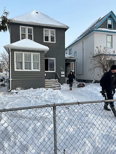 First responders at a house in the 300 block of College Avenue on Tuesday. (Tyler Searle / Winnipeg Free Press)