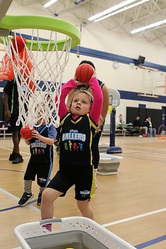 Scarlet Sangster lines up a shot. (Thomas Friesen/The Brandon Sun)