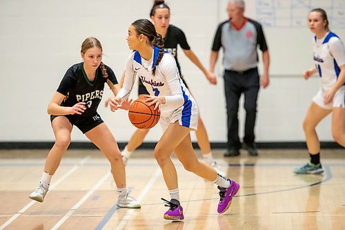 BROOK JONES / WINNIPEG FREE PRESS
The Sturgeon Heights Huskies host the visiting John Taylor Pipers in Manitoba High Schools Athletic Association Winnipeg Tier 1 basketball action at Coll&#xe8;ge Sturgeon Heights Collegiate in Winnipeg, Man., Wednesday, Jan. 17, 2024. The Pipers earned a 55-49 victor over the Huskies. Pictured: Huskies guard Violet Dao, who is a Grade 11 student. controls the basketball during first quarter action.