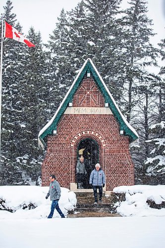 MIKAELA MACKENZIE / WINNIPEG FREE PRESS

Brian McElroy (front), Harvey Kinsman, and Myra Amy-McElroy walk out of the war memorial building in Darlingford, Manitoba on Monday, Oct. 30, 2023. For Jen story.
Winnipeg Free Press 2023.