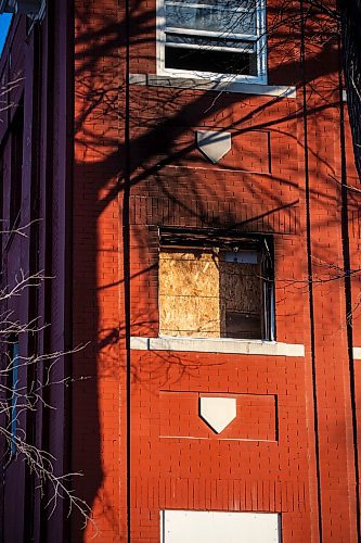 MIKAELA MACKENZIE / WINNIPEG FREE PRESS
	
A vacant, three-storey apartment building in the 400 block of Furby Street where a fire occured this morning (the building has also been the site of a number of fires in the past) on Wednesday, Jan. 17, 2024.
Winnipeg Free Press 2024
