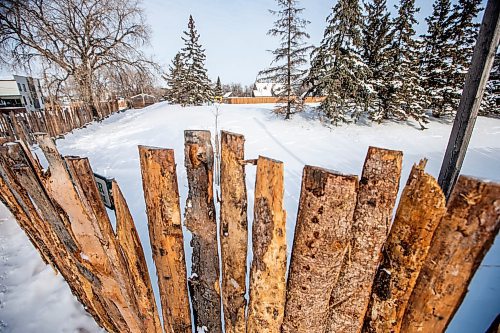 MIKAELA MACKENZIE / WINNIPEG FREE PRESS
	
Fort Gibraltar, under construction in preparation for Festival du Voyageur, on Thursday, Jan. 18, 2024. For Eva Wasney story.
Winnipeg Free Press 2024