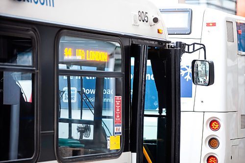 MIKAELA MACKENZIE / WINNIPEG FREE PRESS
	
Winnipeg Transit buses on Graham Avenue on Wednesday, Dec. 20, 2023. For transit series.
Winnipeg Free Press 2023