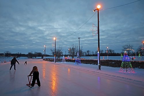 19012024
The Kissock family skates together at the Brandon Skating Oval at dusk on Friday evening.
(Tim Smith/The Brandon Sun)