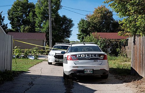 JESSICA LEE / WINNIPEG FREE PRESS

Police cars are photographed in the back lane of 73 Barber Street on September 27, 2022, where a person was shot earlier in the day.

Reporter: Erik Pindera