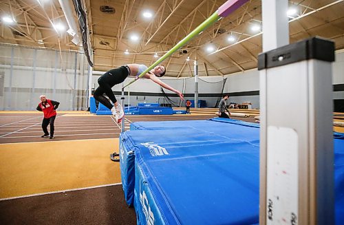 JOHN WOODS / WINNIPEG FREE PRESS
Lara Denbow (womens high-jump), who qualified for the USports national championships this past Saturday, is photographed during training as Ming-Pu Wu, assistant coach, looks on at the University of Manitoba in Winnipeg Tuesday, January 23, 2024.

Reporter: josh