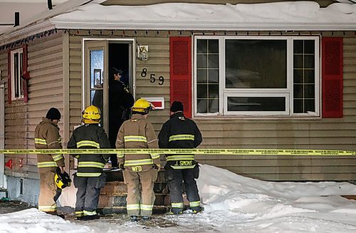 JOHN WOODS / WINNIPEG FREE PRESS
Firefighters and police were called to 859 Lorette for a fire in Winnipeg Tuesday, January 23, 2024. A person was taken to hospital.

Reporter: nicole