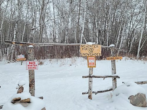 The entrance to the Squirrel Hills Trail Park in Minnedosa on a snowy January afternoon. (Miranda Leybourne/The Brandon Sun)