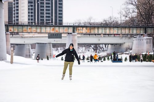 MIKAELA MACKENZIE / WINNIPEG FREE PRESS
	
Stephanie Chow, sustainability coordinator with The Forks, skates on the Nestaweya River Trail on opening day on Thursday, Jan. 25, 2024. For Malak (?) story or standup.
Winnipeg Free Press 2024