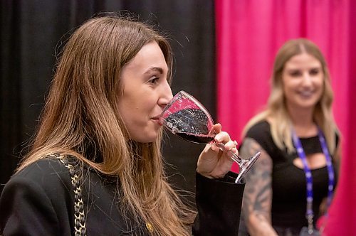BROOK JONES / WINNIPEG FREE PRESS
Winnipegger Madison Barker enjoys a glass of Malbec 2021 from from the Amalaya winery in Salta, Argentina while wine sampler Katie Peters looks on during the public tastings at the Winnipeg Wine Festival at the RBC Convention Centre in Winnipeg, Man., Friday, Jan. 26, 2024. Internationals Cellars was hosting the Bodega Colom&#xe9; booth and serving the wine from the Amalaya winery.