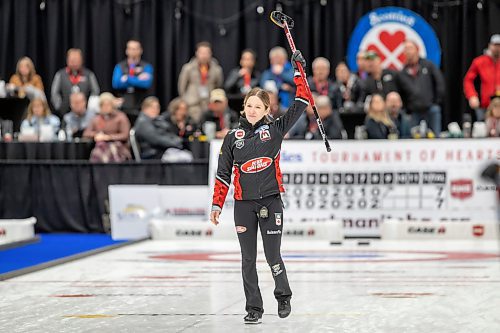 BROOK JONES / WINNIPEG FREE PRESS
Skip Kaitlyn Lawes of Team Lawes from the Fort Rouge Curling Club raises her broom after making a shot to score two in the ninth end while competing in the final of 2024 Manitoba Women's Curling Championships - Scotties Tournament of Hearts presented by Rocky Mountain Equipment at the Access Event Centre in Morden, Man., Sunday, Jan. 28, 2024. Members of Team Lawes also include third Selena Njejovan, second Jocelyn Peterman and lead Kristin MacCuish. Pictured: Team Lawes earned a 9-8 victory over Team Peterson from the Assiniboine Memorial Curling Club.