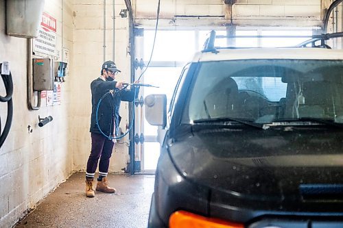 MIKAELA MACKENZIE / WINNIPEG FREE PRESS

Ken Phounphanith washes the unseasonal warm-weather slush off of his car at Central Car Wash on Monday, Jan. 29, 2024. Standup.
Winnipeg Free Press 2024.