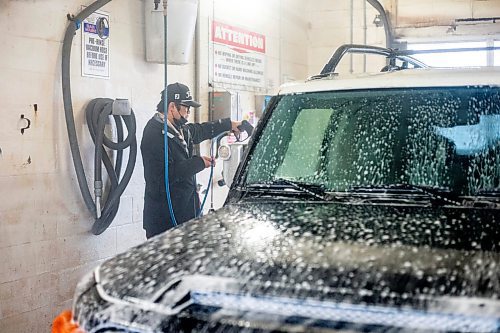 MIKAELA MACKENZIE / WINNIPEG FREE PRESS

Ken Phounphanith washes the unseasonal warm-weather slush off of his car at Central Car Wash on Monday, Jan. 29, 2024. Standup.
Winnipeg Free Press 2024.