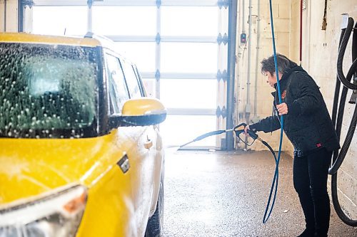 MIKAELA MACKENZIE / WINNIPEG FREE PRESS

Cindy (no last name given) washes the unseasonal warm-weather slush off of her car at Central Car Wash on Monday, Jan. 29, 2024. Standup.
Winnipeg Free Press 2024.