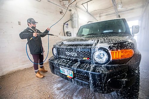 MIKAELA MACKENZIE / WINNIPEG FREE PRESS

Ken Phounphanith washes the unseasonal warm-weather slush off of his car at Central Car Wash on Monday, Jan. 29, 2024. Standup.
Winnipeg Free Press 2024.