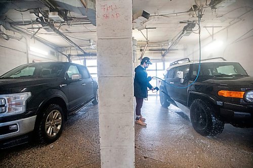 MIKAELA MACKENZIE / WINNIPEG FREE PRESS

Ken Phounphanith washes the unseasonal warm-weather slush off of his car at the busy Central Car Wash on Monday, Jan. 29, 2024. Standup.
Winnipeg Free Press 2024.