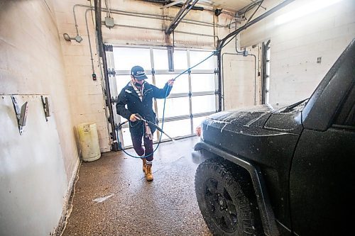 MIKAELA MACKENZIE / WINNIPEG FREE PRESS

Ken Phounphanith washes the unseasonal warm-weather slush off of his car at Central Car Wash on Monday, Jan. 29, 2024. Standup.
Winnipeg Free Press 2024.