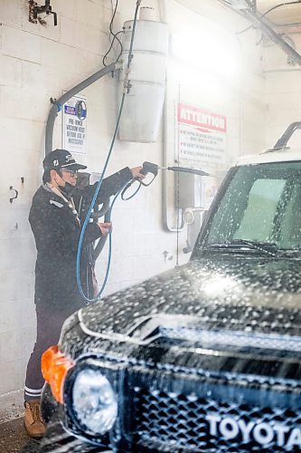 MIKAELA MACKENZIE / WINNIPEG FREE PRESS

Ken Phounphanith washes the unseasonal warm-weather slush off of his car at Central Car Wash on Monday, Jan. 29, 2024. Standup.
Winnipeg Free Press 2024.