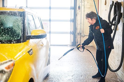 MIKAELA MACKENZIE / WINNIPEG FREE PRESS

Cindy (no last name given) washes the unseasonal warm-weather slush off of her car at Central Car Wash on Monday, Jan. 29, 2024. Standup.
Winnipeg Free Press 2024.