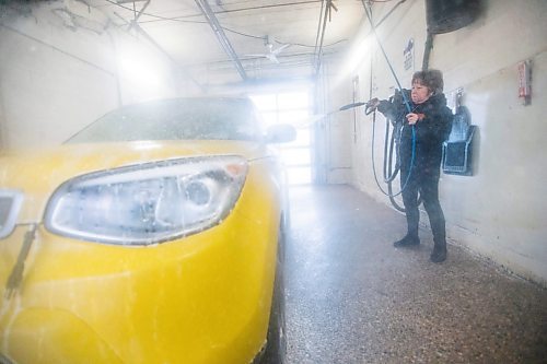 MIKAELA MACKENZIE / WINNIPEG FREE PRESS

Cindy (no last name given) washes the unseasonal warm-weather slush off of her car at Central Car Wash on Monday, Jan. 29, 2024. Standup.
Winnipeg Free Press 2024.