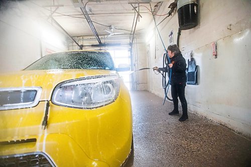 MIKAELA MACKENZIE / WINNIPEG FREE PRESS

Cindy (no last name given) washes the unseasonal warm-weather slush off of her car at Central Car Wash on Monday, Jan. 29, 2024. Standup.
Winnipeg Free Press 2024.