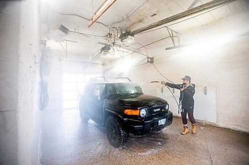 MIKAELA MACKENZIE / WINNIPEG FREE PRESS

Ken Phounphanith washes the unseasonal warm-weather slush off of his car at Central Car Wash on Monday, Jan. 29, 2024. Standup.
Winnipeg Free Press 2024.