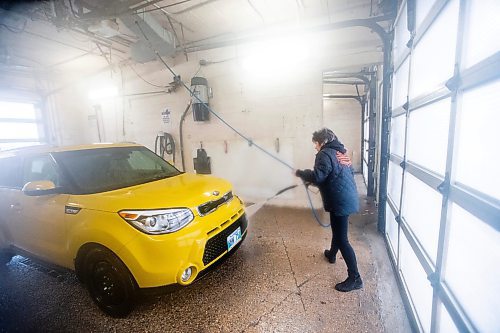 MIKAELA MACKENZIE / WINNIPEG FREE PRESS

Cindy (no last name given) washes the unseasonal warm-weather slush off of her car at Central Car Wash on Monday, Jan. 29, 2024. Standup.
Winnipeg Free Press 2024.