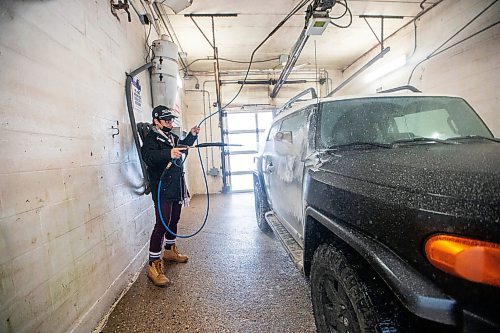 MIKAELA MACKENZIE / WINNIPEG FREE PRESS

Ken Phounphanith washes the unseasonal warm-weather slush off of his car at Central Car Wash on Monday, Jan. 29, 2024. Standup.
Winnipeg Free Press 2024.