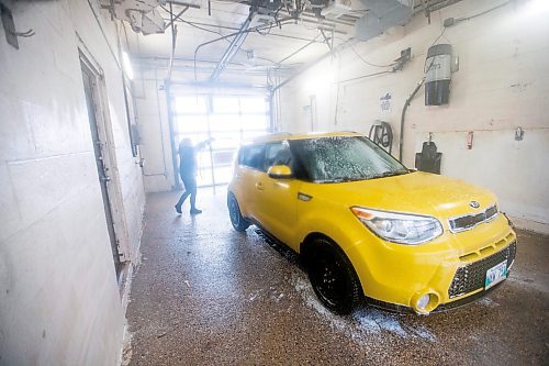 MIKAELA MACKENZIE / WINNIPEG FREE PRESS

Cindy (no last name given) washes the unseasonal warm-weather slush off of her car at Central Car Wash on Monday, Jan. 29, 2024. Standup.
Winnipeg Free Press 2024.