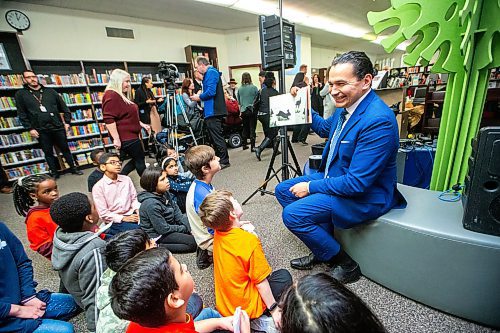 MIKAELA MACKENZIE / WINNIPEG FREE PRESS

Premier Wab Kinew reads to students after announcing a universally accessible school nutrition program at St. George School on Tuesday, Jan. 30, 2024. For Maggie story.
Winnipeg Free Press 2024.