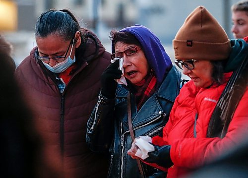 JOHN WOODS / WINNIPEG FREE PRESS
Sue Caribou, aunt of Tanya Nepinak, weeps as she speaks to people gathered at a community fire for Crystal Saunders and family at Ma Ma Wi Chi Itata Centre in Winnipeg Tuesday, January 30, 2024.  RCMP released information yesterday regarding charges laid in her murder.

Reporter: nicole