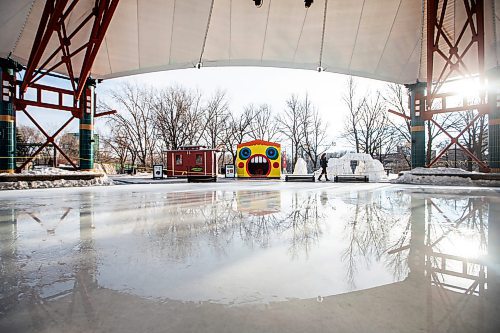 MIKAELA MACKENZIE / WINNIPEG FREE PRESS

Red Lytle walks past the closed (and partially melted) canopy rink at The Forks on Tuesday, Jan. 30, 2024. For Malak story.
Winnipeg Free Press 2024.