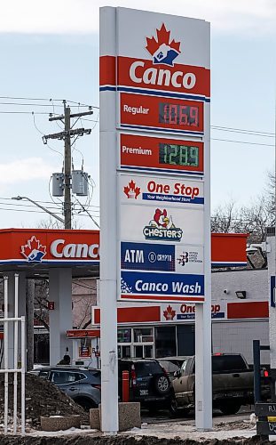 JOHN WOODS / WINNIPEG FREE PRESS
People line up for cheaper gas at this station on Isabel St in Winnipeg Tuesday, January 30, 2024. 

Reporter: Carol