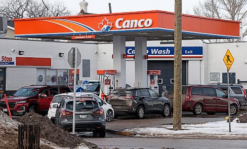 JOHN WOODS / WINNIPEG FREE PRESS
People line up for cheaper gas at this station on Isabel St in Winnipeg Tuesday, January 30, 2024. 

Reporter: Carol