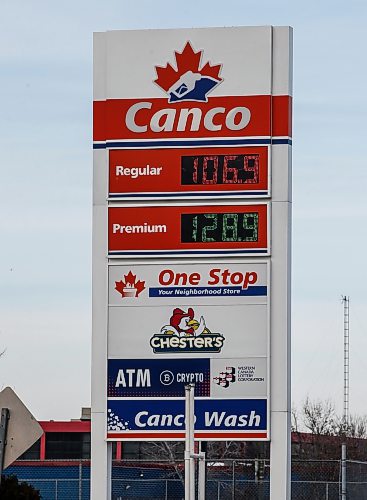 JOHN WOODS / WINNIPEG FREE PRESS
People lined up for cheaper gas at this station on Isabel St in Winnipeg Tuesday, January 30, 2024. 

Reporter: Carol