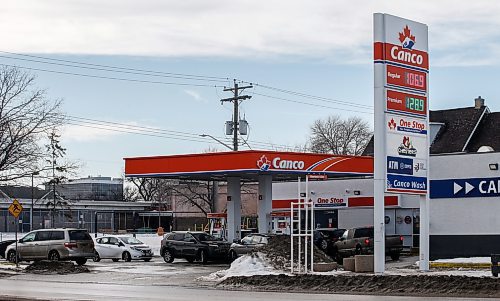 JOHN WOODS / WINNIPEG FREE PRESS
People line up for cheaper gas at this station on Isabel St in Winnipeg Tuesday, January 30, 2024. 

Reporter: Carol