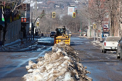 Snow is cleared from Seventh Street in downtown Brandon on an unseasonably warm Tuesday afternoon. Environment Canada says most of the Prairies are currently under an upper level ridge, which is associated with higher than normal temperatures. (Tim Smith/The Brandon Sun)